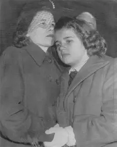 Sally leans on her mothers shoulder minutes after they are reunited When they - фото 12