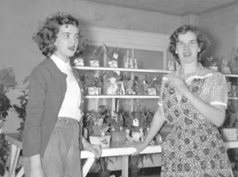 Sally Horner and her older sister Susan Panaro in the family greenhouse - фото 14