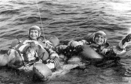 Акватория Черного моря Кандидаты на полет легли в дрейф Мирослав - фото 36
