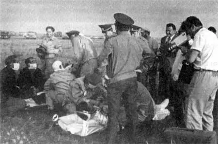 21 июля 1975 г Приземлились после расстыковки с Аполлоном Алексей Леонов и - фото 55