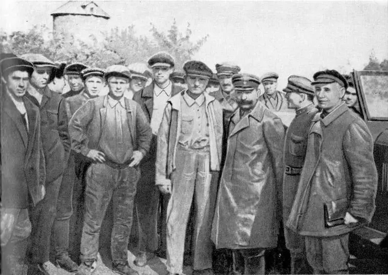 Своих земляковкоммунаров посещал Семен Михайлович Буденный Здесь в сальских - фото 7