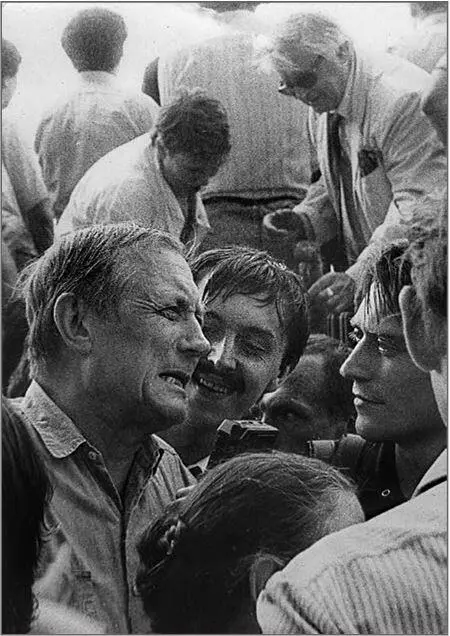 Евгений Евтушенко на митинге в 1990 году Фото Даниила Дубшина Сергей Есин - фото 3