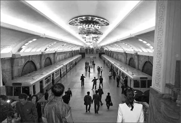 В пхеньянском метро Росписи стен на одной из станций Видел очень порадовавшую - фото 51