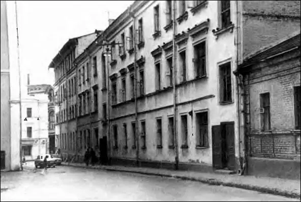Наш дом в Хлыновском тупике Наш балкон вид со двора Я в седьмом классе - фото 14