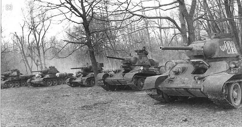 Танки T3476 перед атакой Неизвестная танковая часть 2й Украинский фронт - фото 105