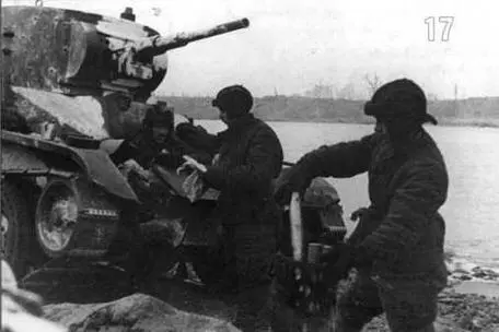 Погрузка боеприпасов в танк БТ5 123й танковой бригады Танк окрашен - фото 18