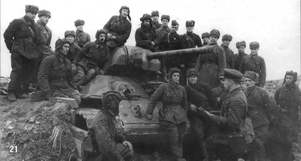 Танк Т3476 На переднем плане зам политрука части Дунаев проводит занятия - фото 22