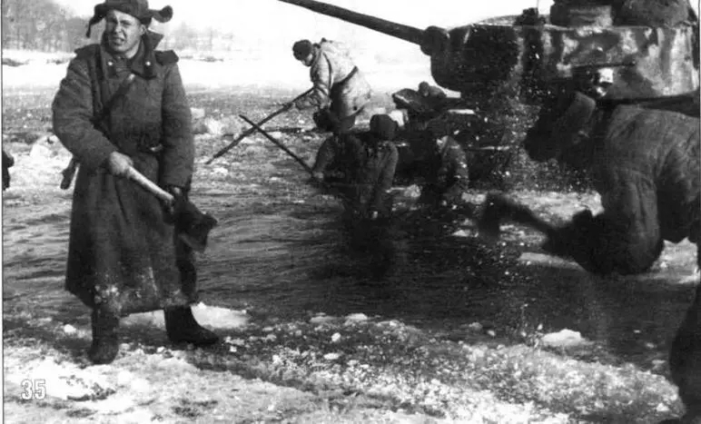 Танк T3485 в зимнем камуфляже форсирует реку 1945 г Танк ИС2 из состава - фото 36