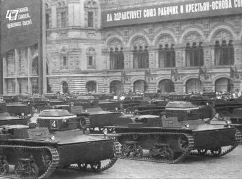 Танки Т38 на Первомайском параде на Красной Площади в Москве На переднем - фото 48
