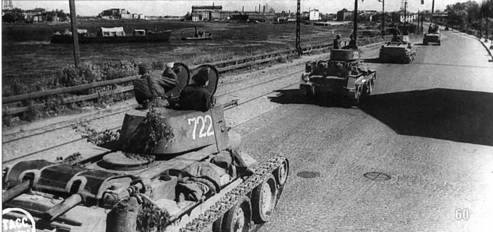 Танки БТ7 по набережной Невы выдвигаются к линии фронта Ленинград Лето 1943 - фото 61