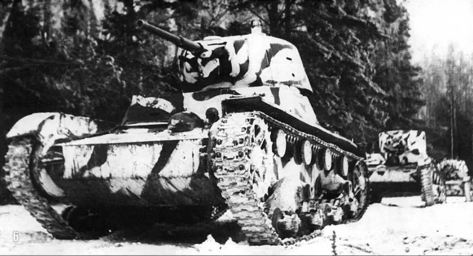 Советские танки Т26 обр1939 года на переднем плане и Т26 обр1933 года - фото 7