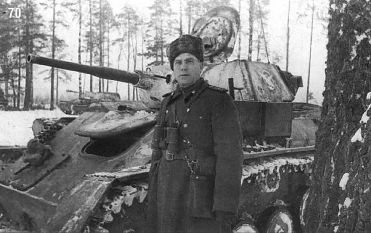 Танк Т70 8й самоходноартиллерийской бригады На переднем плане командир - фото 71