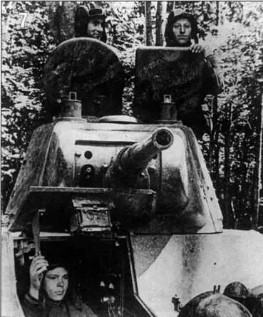 78 Танки T26 имеющие зеброобразный камуфляж из полос коричневого и желтого - фото 8