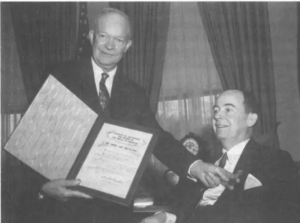 16 февраля 1956 года президент Дуайт Эйзенхауэр наградил фон Неймана члена - фото 43