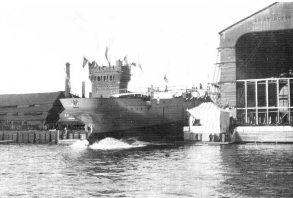 Минный транспорт Амур во время спуска на воду 27 октября 1898 г вверху и - фото 64