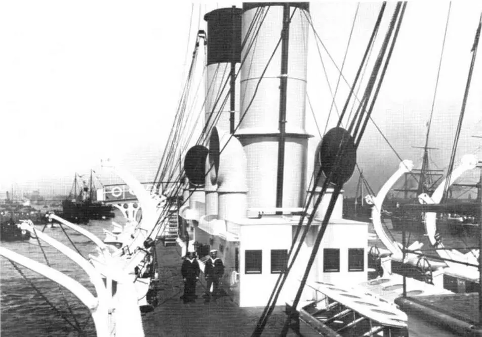Панорама Балтийского завода Лето 1900 г У эллинга стоит минный транспорт - фото 65