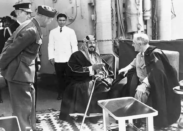 В 1945 году незадолго до своей смерти Рузвельт своей обходительностью - фото 6