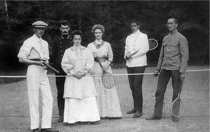 Игра в теннис Меньшово 23 Августа 1909 года Слева направо Владимир - фото 22