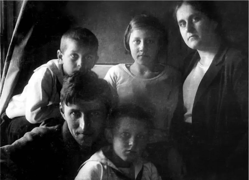 Владимир и Елена Голицыны с детьми Илларионом Михаилом и Еленой в Дмитрове - фото 42