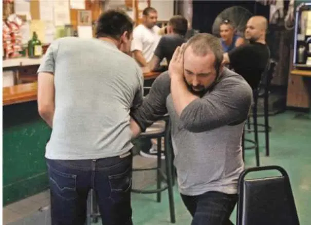 Опустите другую руку вниз и ударьте противника в пах сильным движением снизу - фото 191