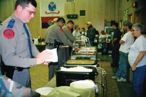 Troopers from the Texas Department of Public Safety grab an early dinner at the - фото 41