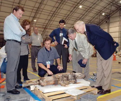 Veteran astronauts Wally Schirra and Jim Lovell inspect the wreckage of one of - фото 73