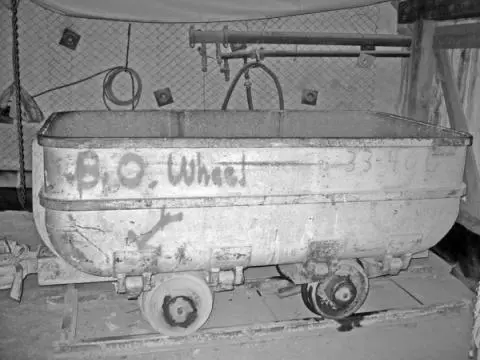 Standard ore car Ore was easily dumped into the main collection chute by - фото 16