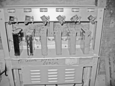 Rack for charging batteries The gauges visible at the top of the rack above - фото 30