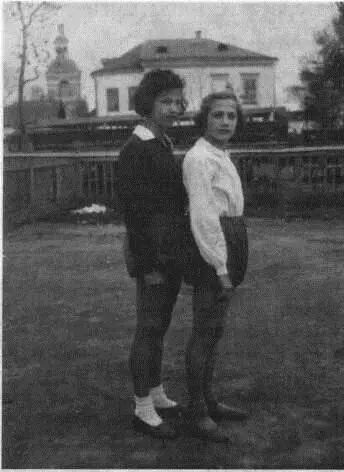 Две подруги две судьбы сфотографированные в 1935 году Повыше Аня Муравич - фото 14