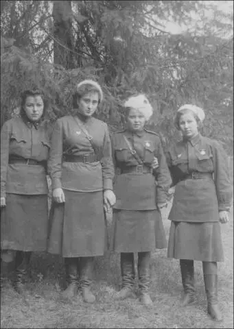 The bestknown photograph of Yelena Rzhevskaya in uniform dated 30 May 1943 - фото 7