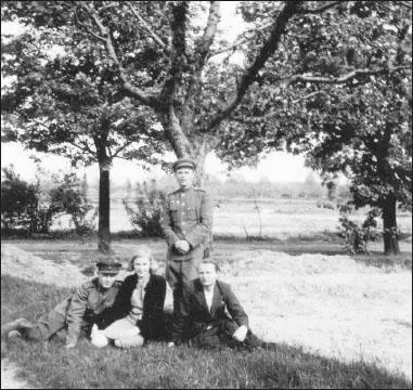 Käthe Heusermann and dental technician Fritz Echtmann with two Russian - фото 16