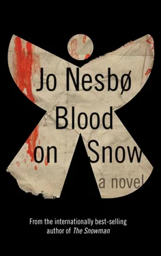 Ю Несбё Blood on Snow обложка книги