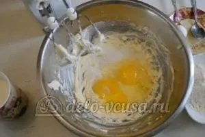 2 В масло добавить сахар и яйцаВсе хорошо взбить миксером на - фото 2