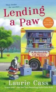 Лори Касс Lending А Paw обложка книги