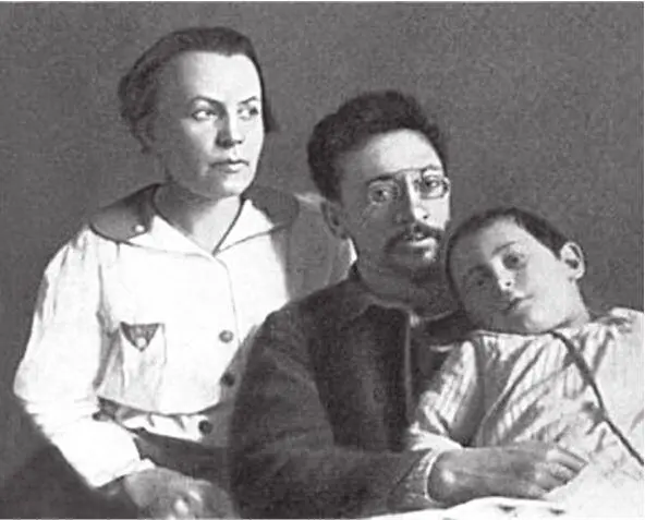 Яков Свердлов председатель ВЦИК в период 19171919 годов с семьей женой - фото 20