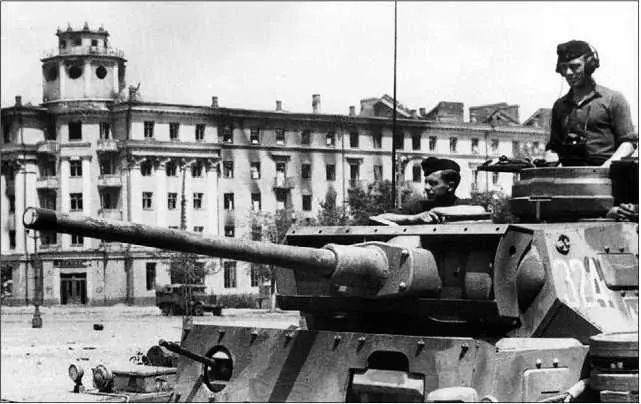 Танк PzIII AusfJ на улице Воронежа Июль 1942 года Дополнительный броневой - фото 25