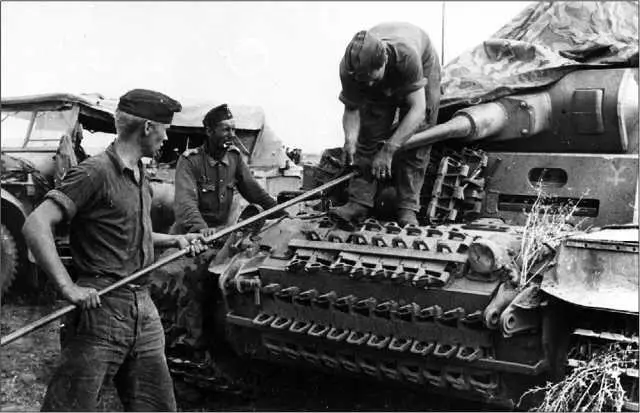 Экипаж танка PzIII AusfF 16й танковой дивизии за чисткой орудия 1941 год - фото 43