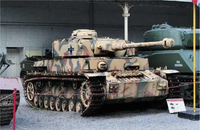 Командирский танк на базе Panzer IV AusfJ Военный музей в Брюсселе - фото 335