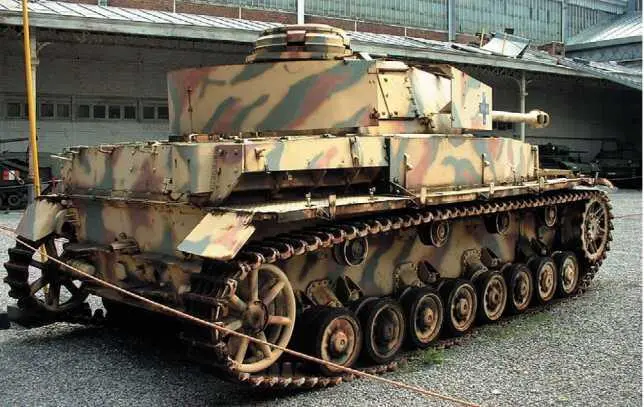 Командирский танк на базе Panzer IV AusfJ Военный музей в Брюсселе - фото 336