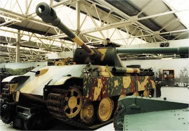 Командирский танк на базе Panzer IV AusfJ Военный музей в Брюсселе - фото 339