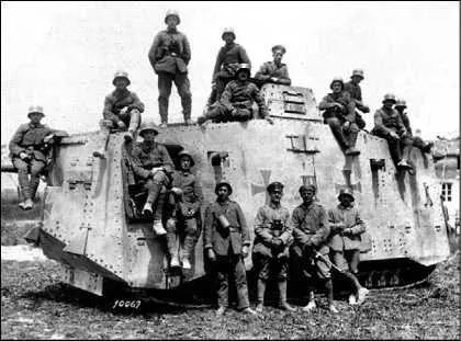 Тяжелый танк A7V и его экипаж Поскольку в основу компоновочной схемы танка - фото 3
