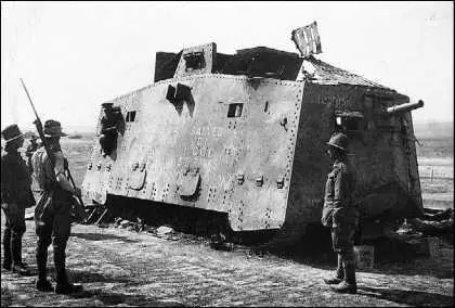 Австралийские пехотинцы осматривают захваченный танк A7V Mephisto Сейчас этот - фото 8
