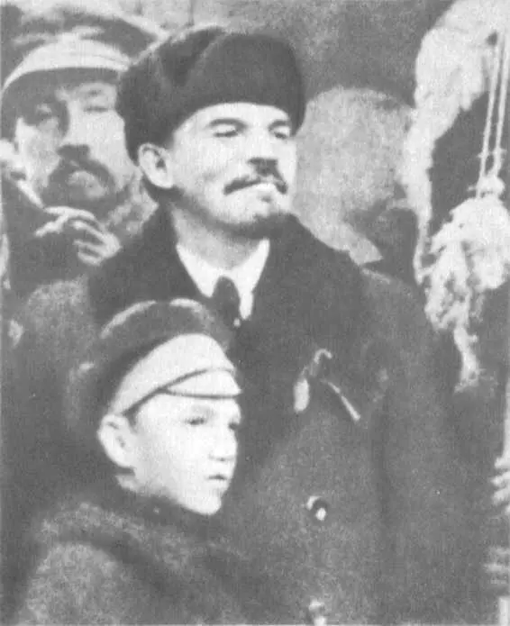 В И Ленин и Н И Подвойский на Красной площади во время демонстрации - фото 2
