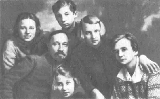 Н И и Н А Подвойские с детьми 1928 г Н И Подвойский с дочерью Лидой - фото 15