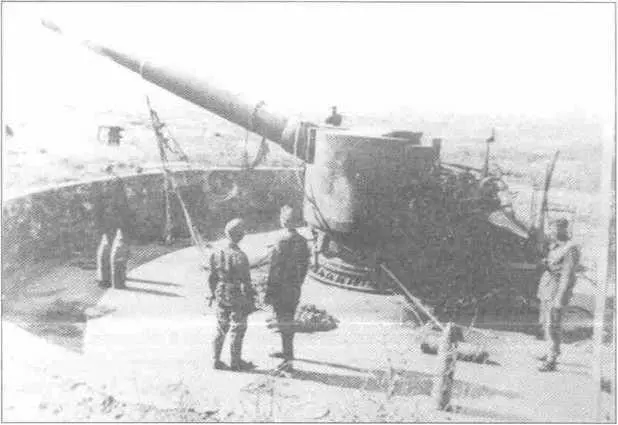 Немцы на захваченной 203мм батарее Севастополь 1942 г Атака советской - фото 25