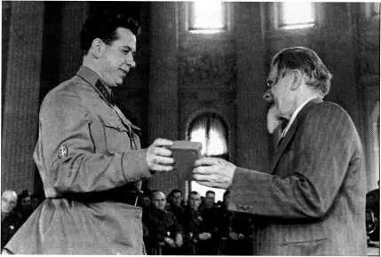 Председатель Президиума Верховного Совета СССР МИ Калинин вручает СН - фото 22
