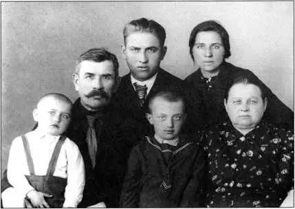 Никифор Яковлевич и Любовь Игнатьевна с семьей сына Василия Никифоровича - фото 23