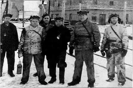 Министр внутренних дел СССР СН Круглов второй справа и его секретарь НА - фото 48