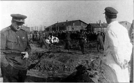Министр внутренних дел СССР СН Круглов на раскопках захоронения жертв - фото 49