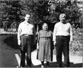 Сергей Никифорович с родителями 1954 год Дачные заботы 1960 год - фото 70